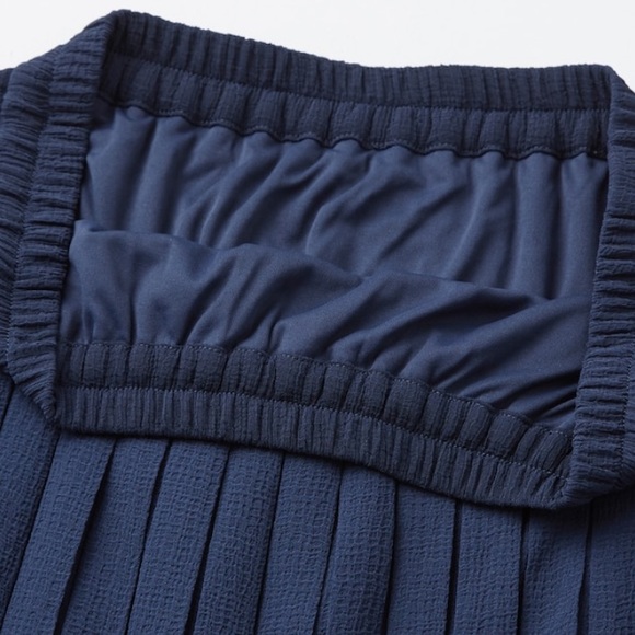 Uniqlo Pleated Skirt (navy blue) - Picture 3 of 5